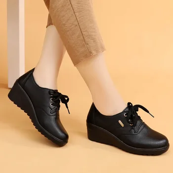 2023 Весна-осень Женские кожаные кроссовки на платформе, женская повседневная обувь на танкетке, обувь для мамы на высоком каблуке со шнуровкой