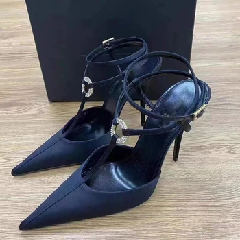 2023 Черные атласные модные тонкие туфли на высоком каблуке со стразами и заостренными пуговицами на тонком каблуке с перекрестной лентой Baotou Женские сандалии